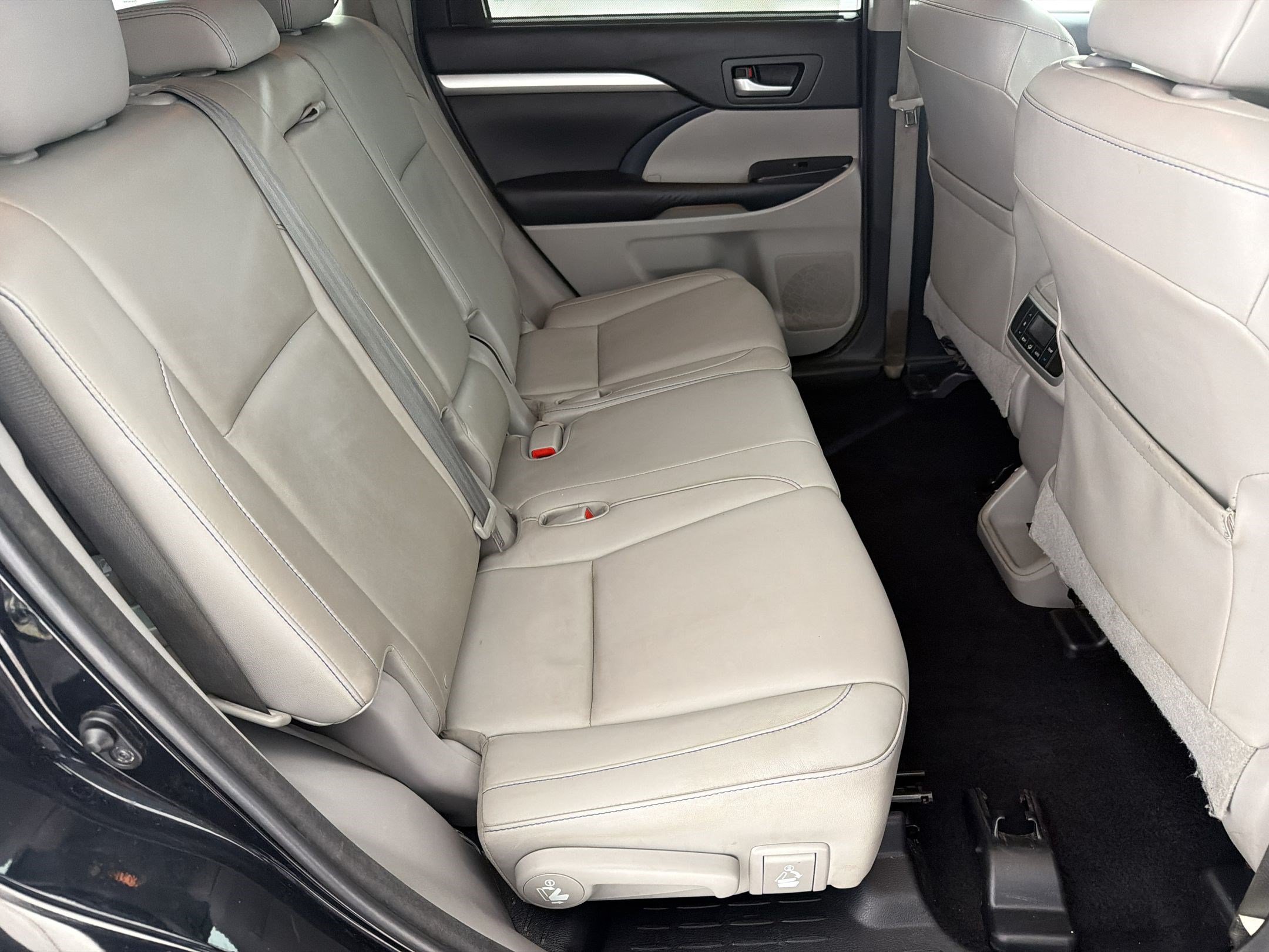 Used 2016 Toyota Highlander XLE AWD/4WD image 29