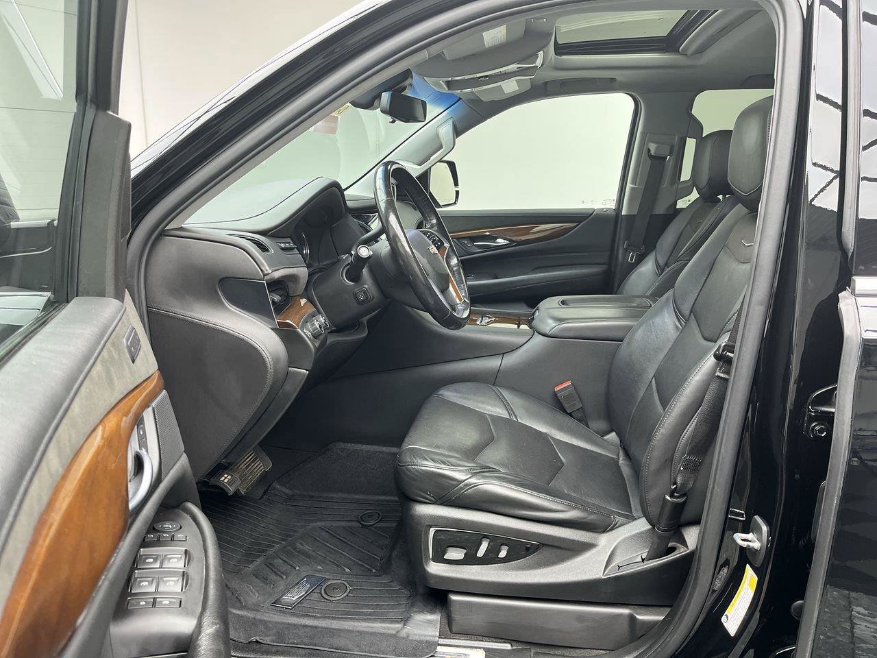 Used 2019 Cadillac Escalade Luxury AWD/4WD image 3