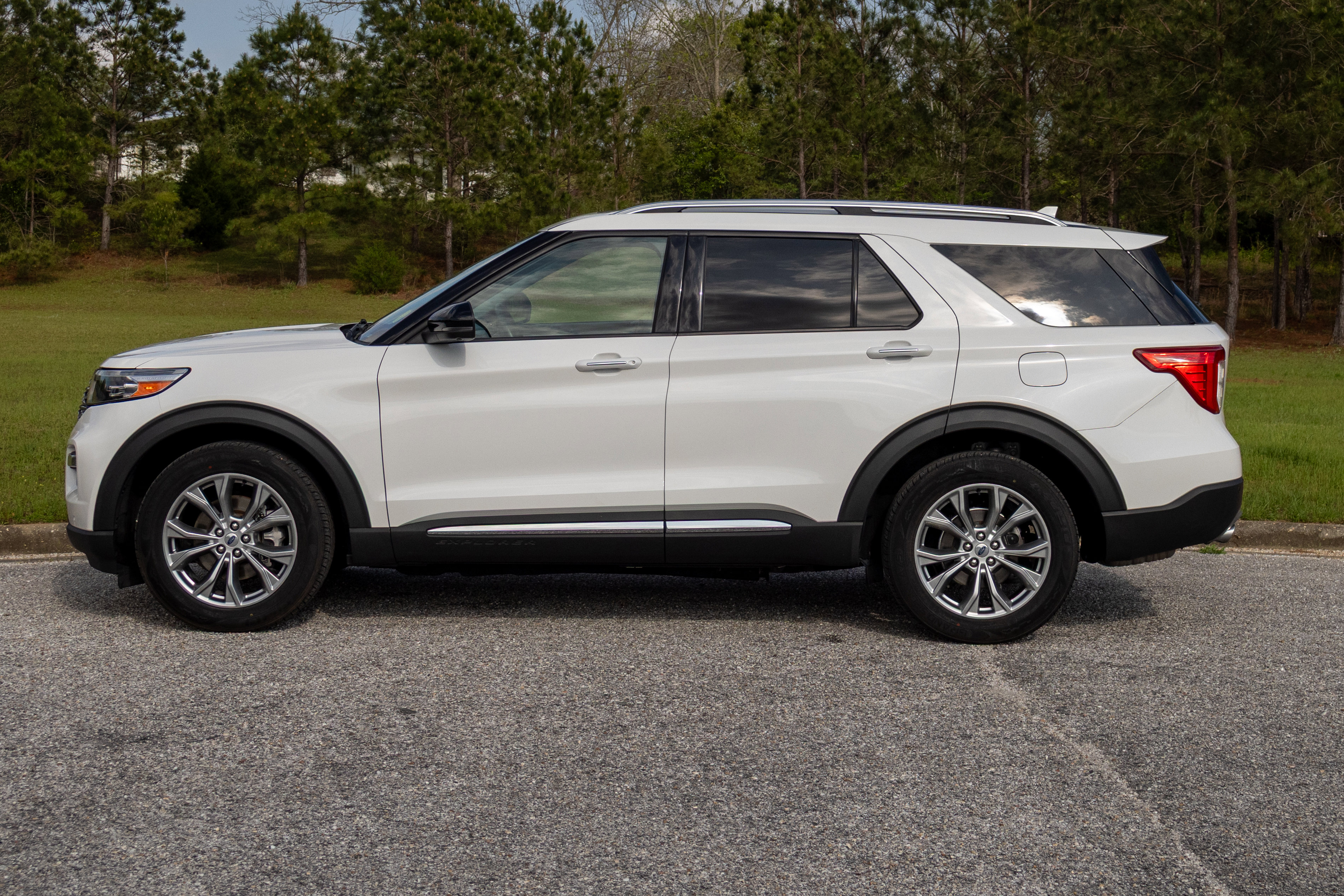 Used 2022 Ford Explorer Limited w/ Equipment Group 301A AWD/4WD image 8