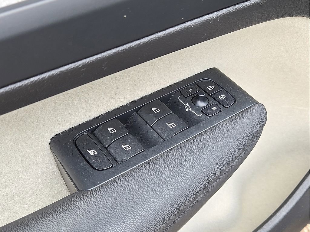 Used 2024 Volvo XC40 B5 Plus AWD/4WD image 21