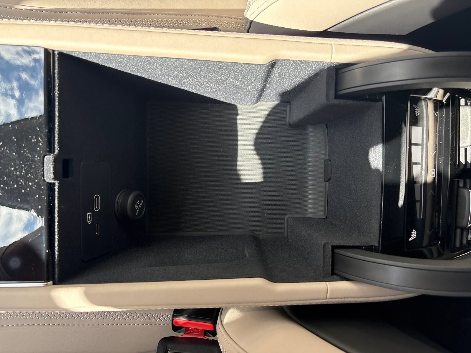 New 2026 Volvo XC90 B6 Plus w/ Protection Package Premier image 35