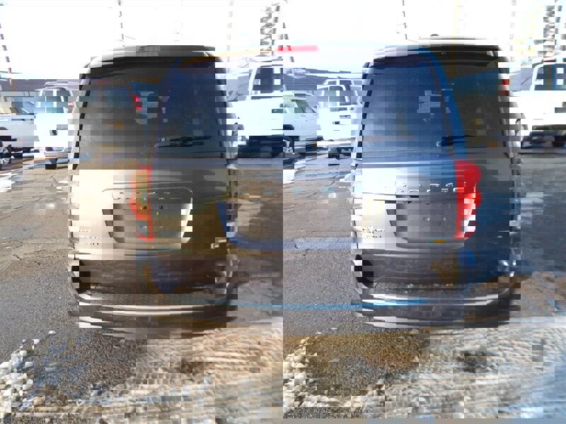 Used 2018 Dodge Grand Caravan SE w/ UConnect Hands-Free Group image 8