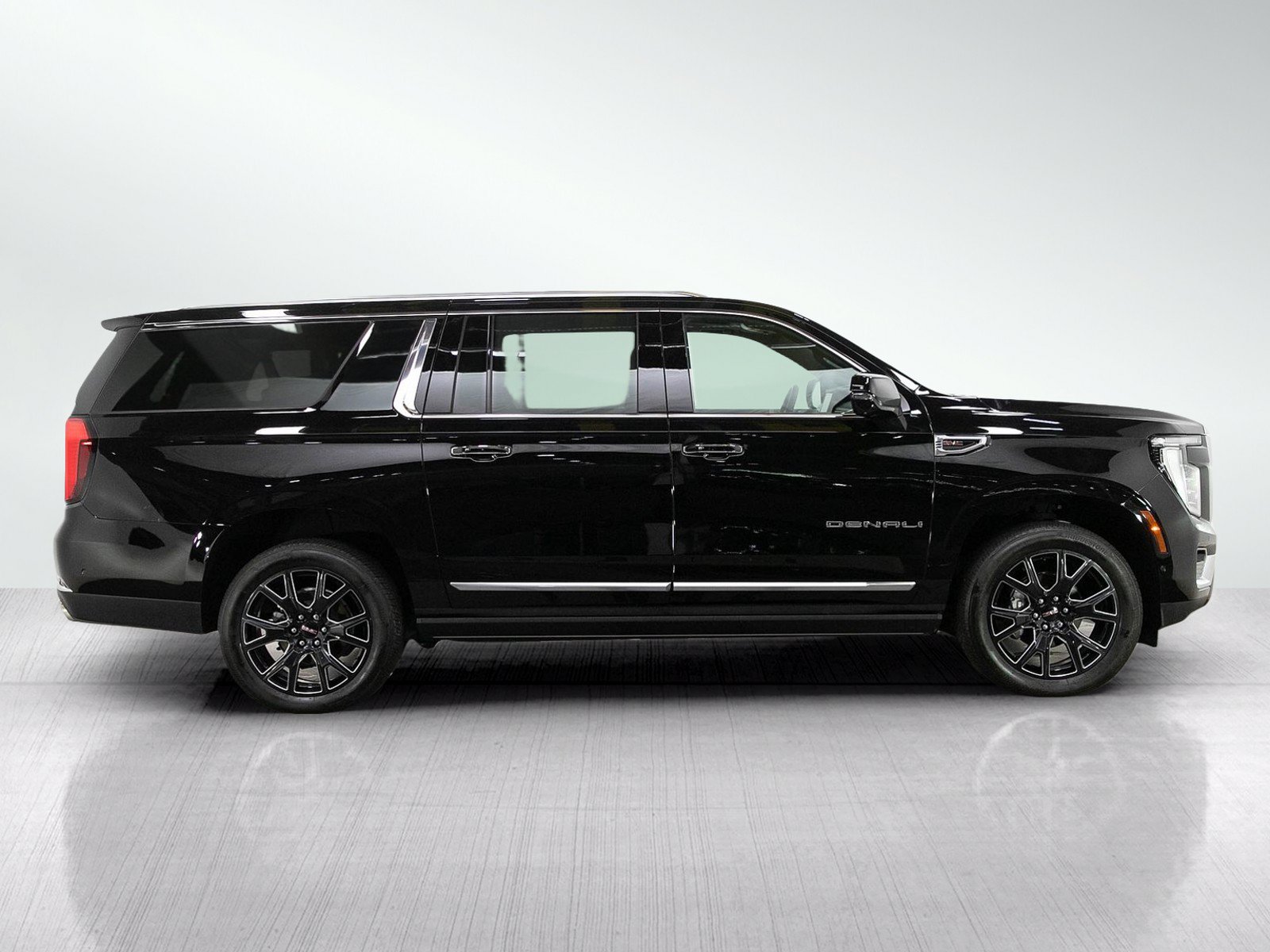 Used 2025 GMC Yukon XL Denali w/ Sun & Power Step Package AWD/4WD image 6