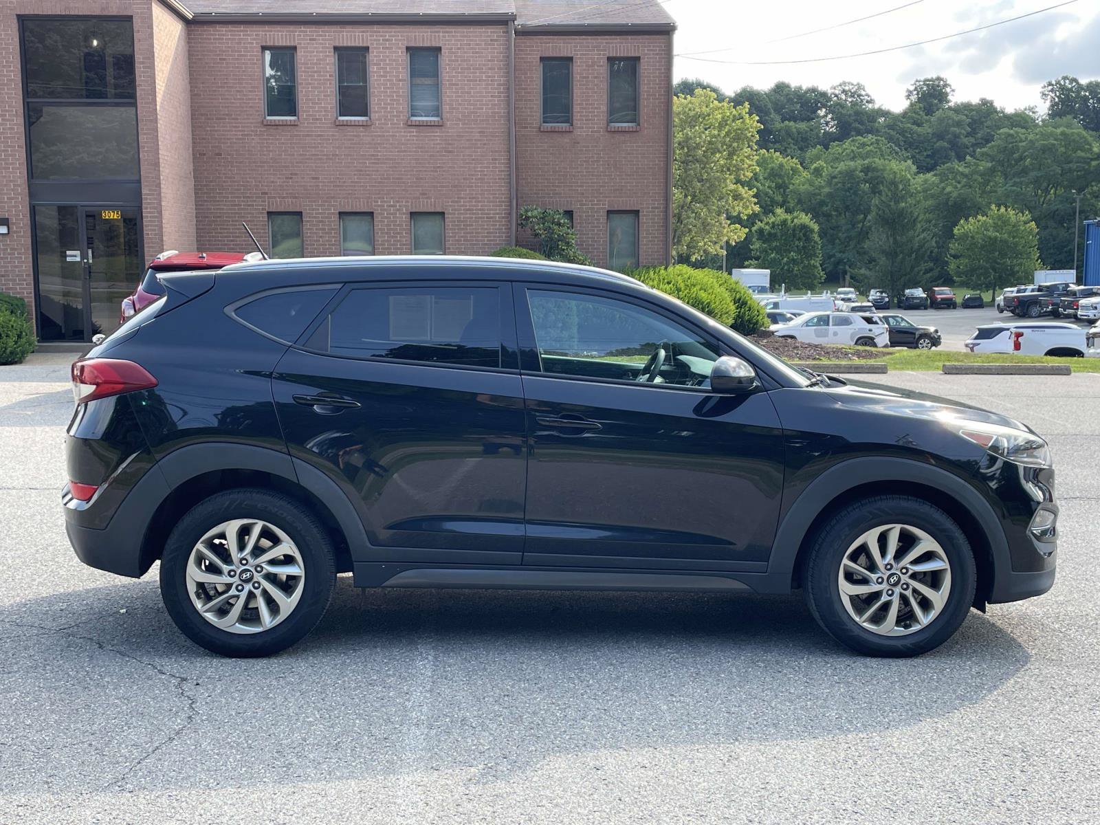 Used 2016 Hyundai Tucson SE w/ Option Group 12 AWD/4WD image 2