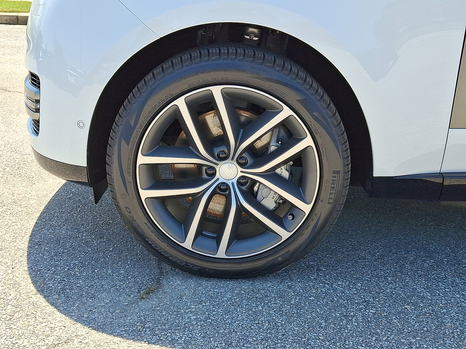 New 2025 Land Rover Range Rover SE image 2