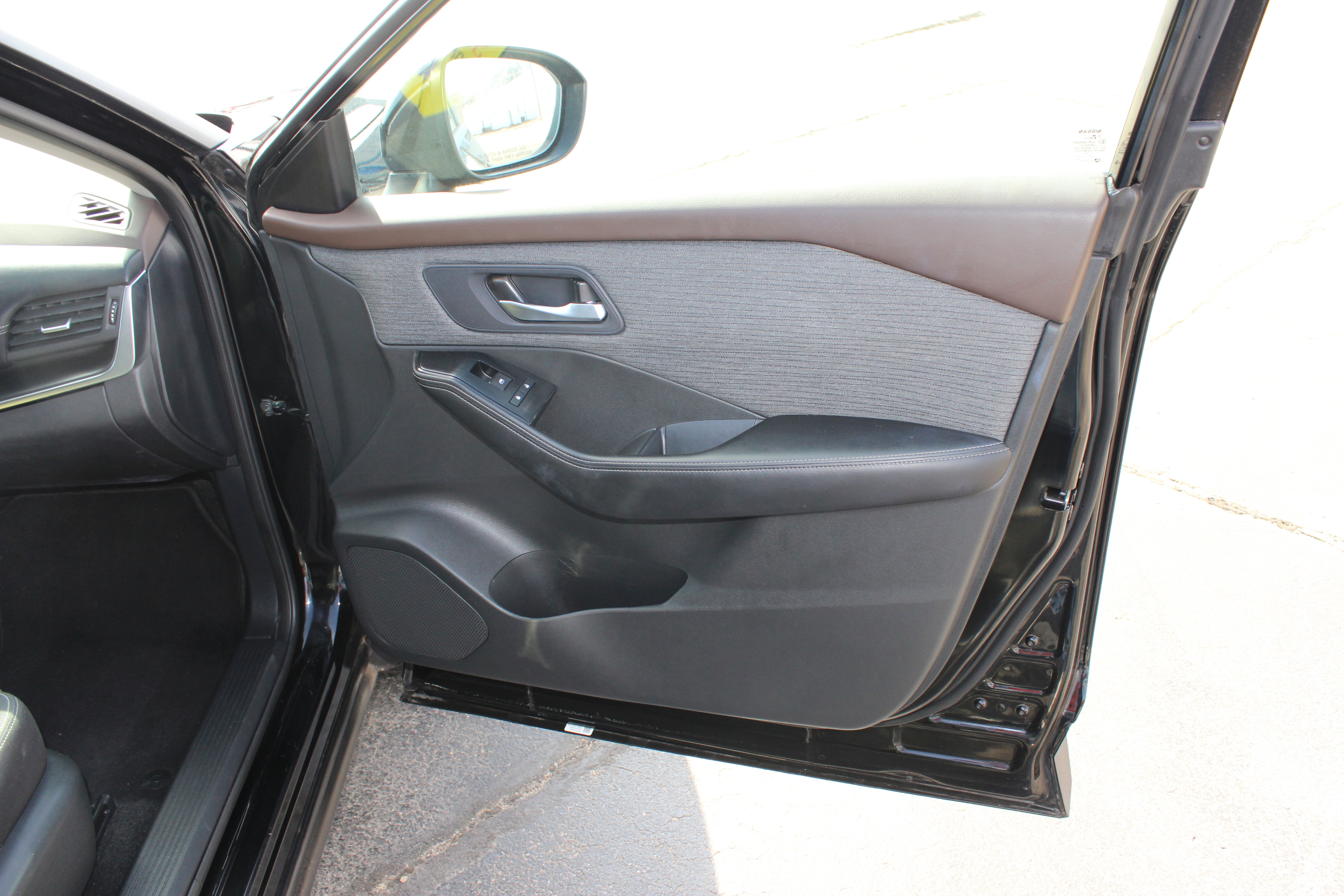 Used 2023 Nissan Rogue SV image 14