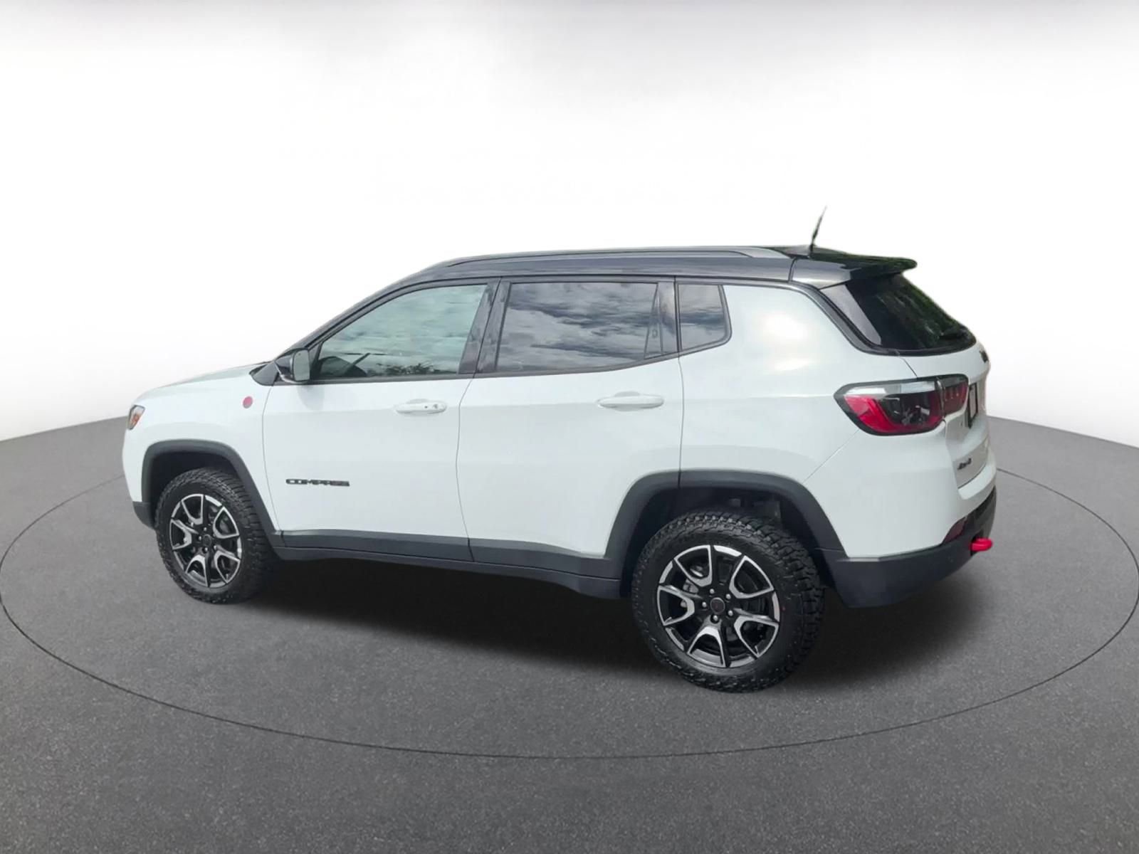 Used 2025 Jeep Compass Trailhawk image 10