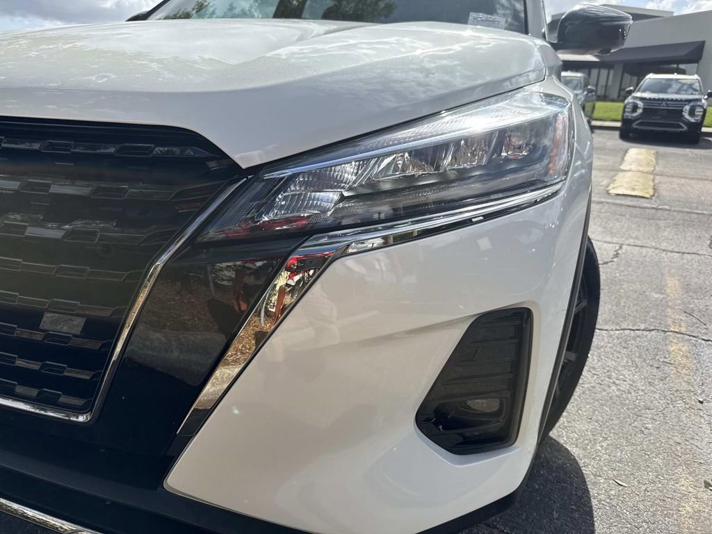 Used 2023 Nissan Kicks SR w/ SR Premium Package FWD image 9