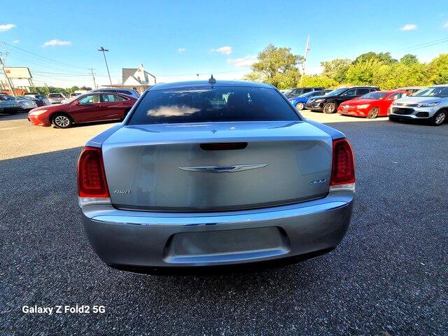 Used 2018 Chrysler 300 Limited image 6