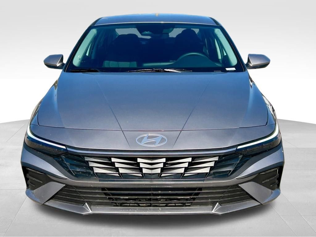 Used 2025 Hyundai Elantra SE image 2