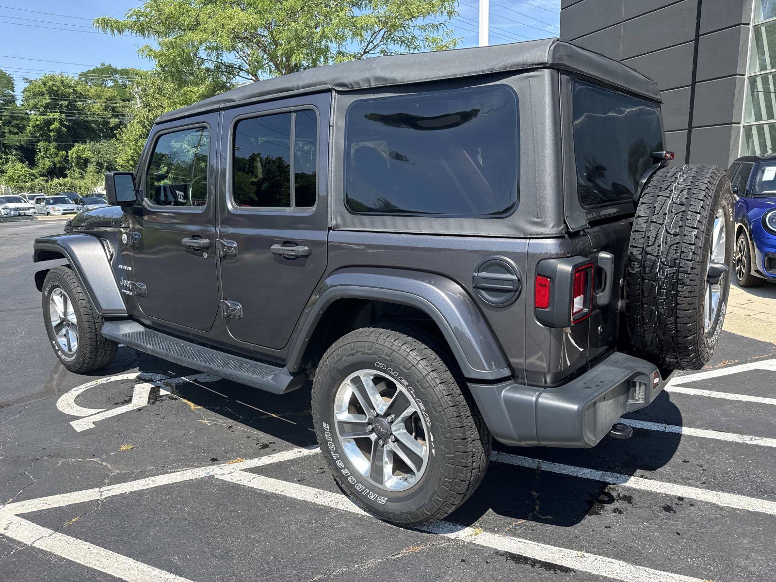 Used 2018 Jeep Wrangler Unlimited Sahara AWD/4WD image 8