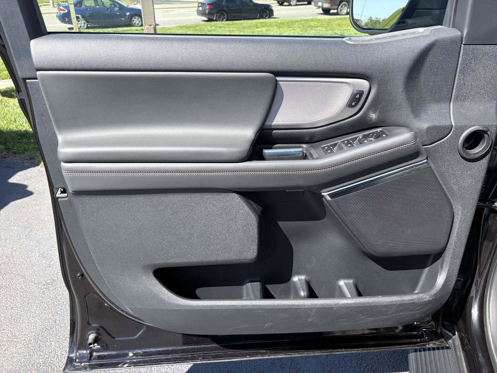 Used 2025 Ford Expedition Active AWD/4WD image 3