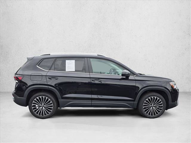 Used 2025 Volkswagen Taos SE FWD image 4
