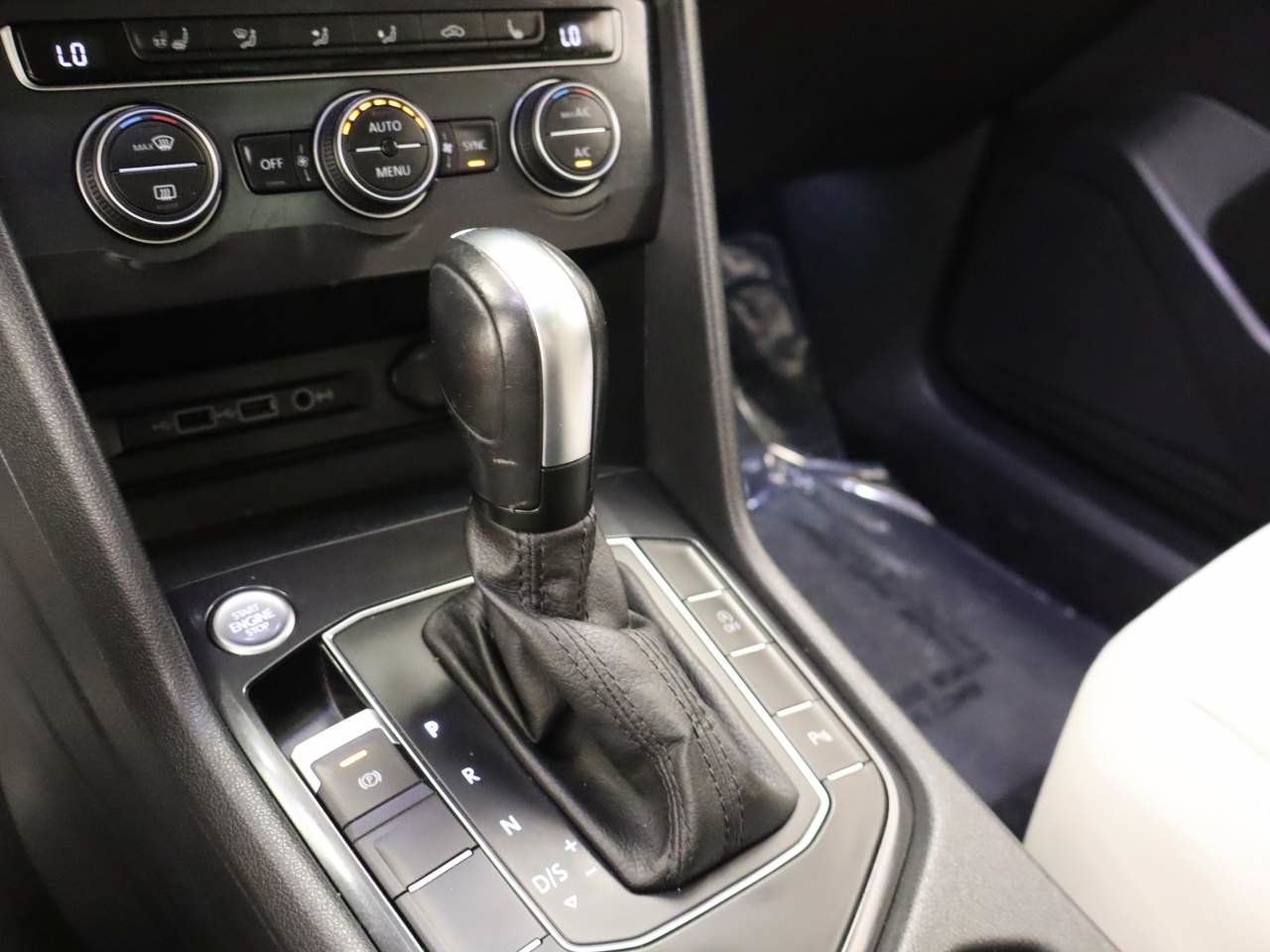 Used 2020 Volkswagen Tiguan SEL AWD/4WD image 9