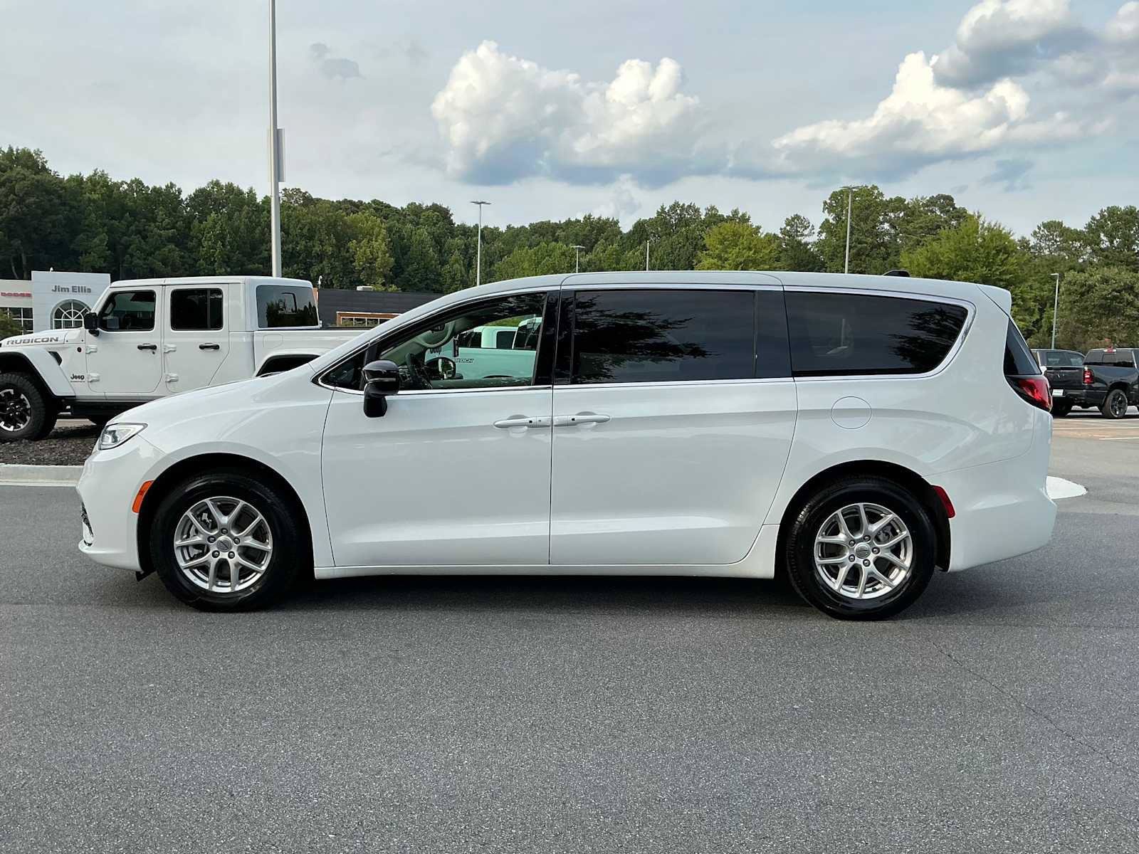 Used 2024 Chrysler Pacifica Touring-L FWD image 2