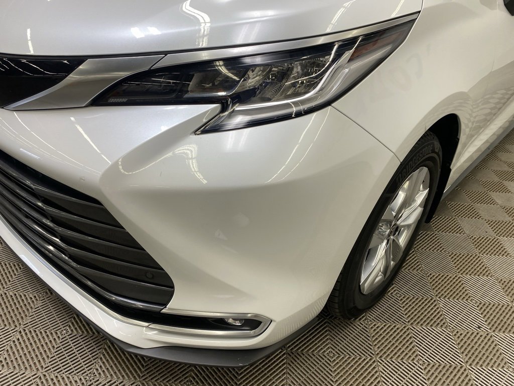 Used 2022 Toyota Sienna Limited image 7
