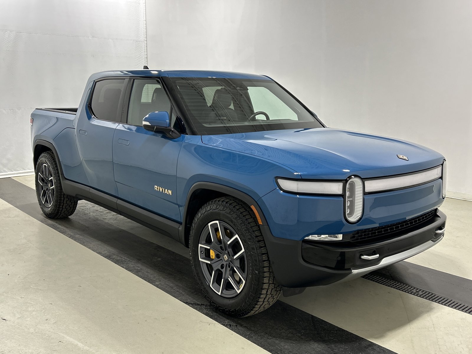 Used 2023 Rivian R1T Adventure image 7