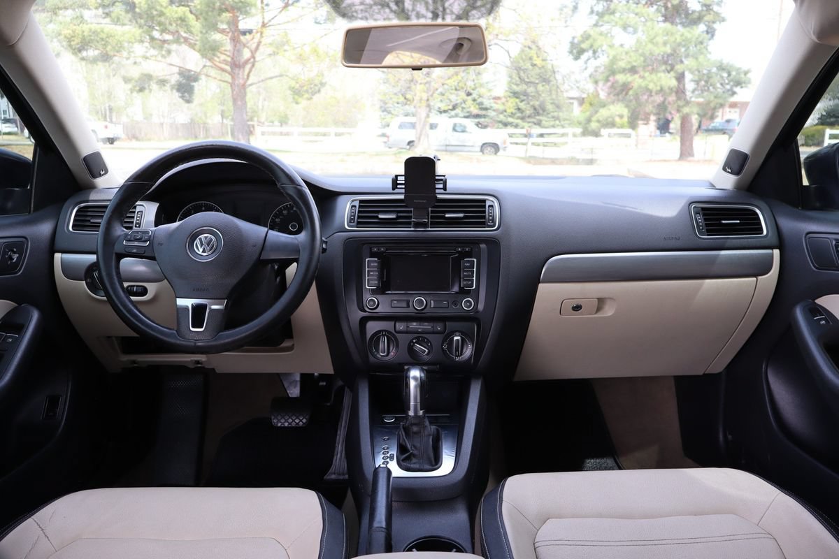 Used 2012 Volkswagen Jetta SEL FWD image 16
