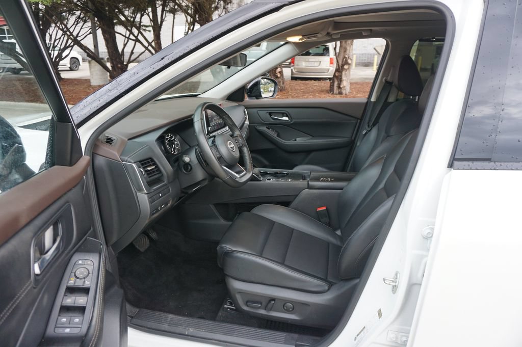 Used 2023 Nissan Rogue SV w/ SV Premium B Package FWD image 2
