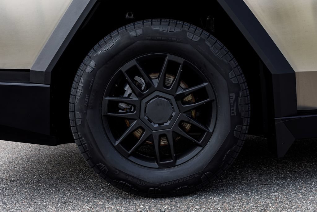 Used 2025 Tesla Cybertruck AWD Crew Cab image 37