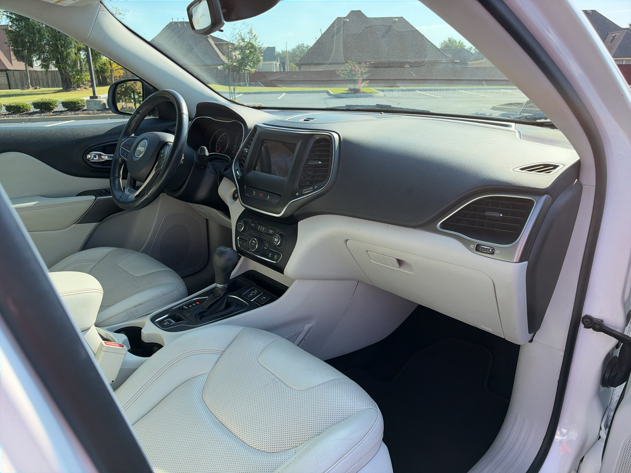 Used 2020 Jeep Cherokee Latitude Lux w/ Quick Order Package 2YH Lux FWD image 19
