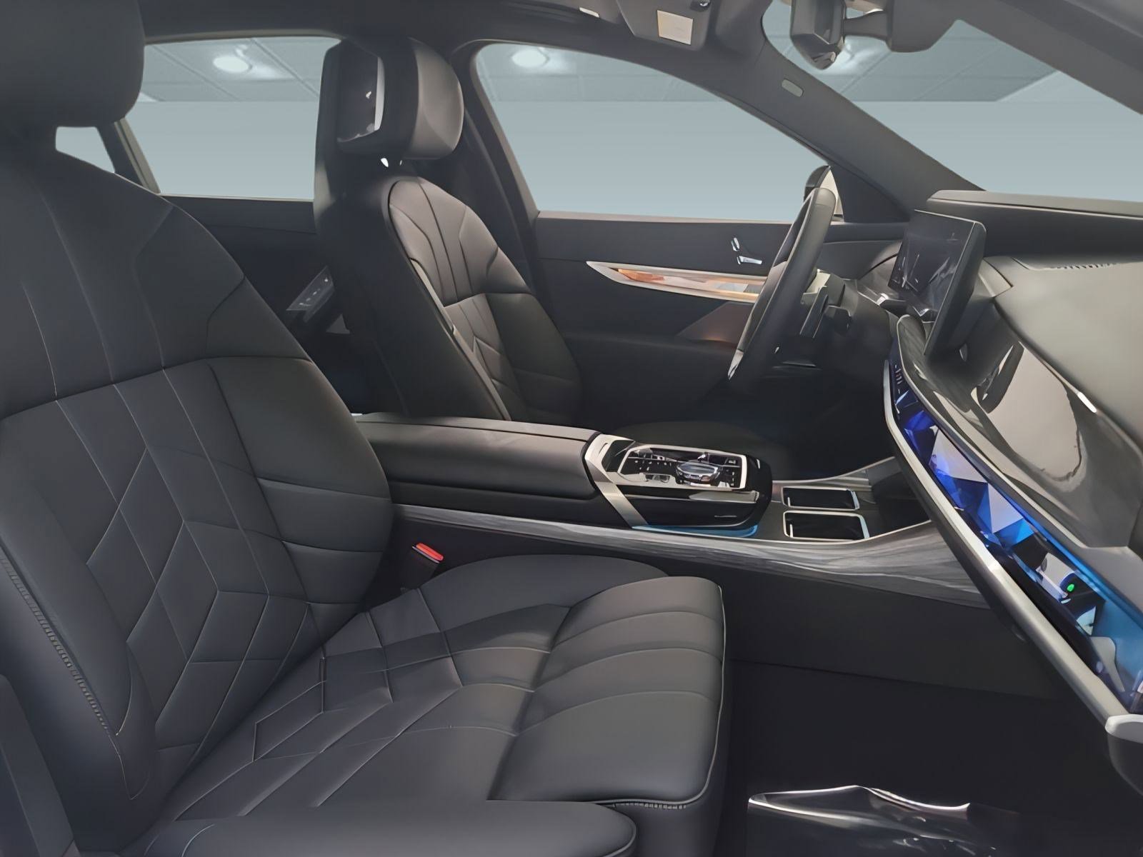 Used 2025 BMW 760i xDrive w/ Executive Package image 29