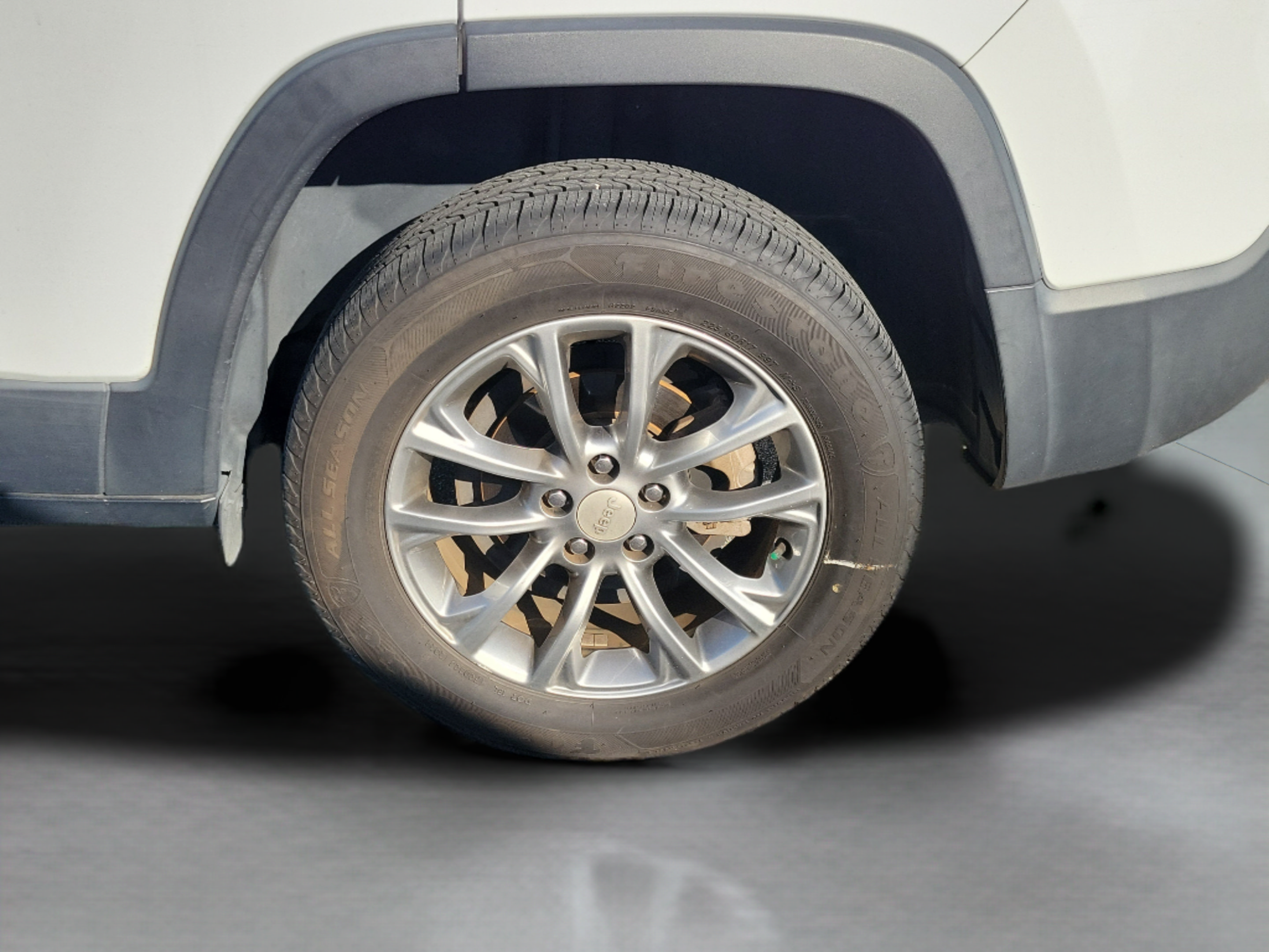 Used 2020 Jeep Cherokee Latitude Plus w/ Cold Weather Group FWD image 27