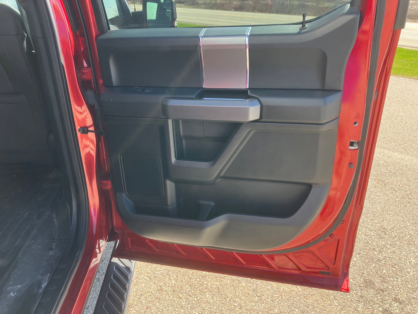Used 2015 Ford F150 XLT w/ Equipment Group 302A Luxury AWD/4WD image 23