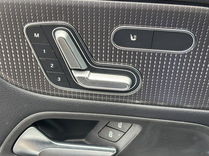 Used 2021 Mercedes-Benz GLB 250 4MATIC image 15