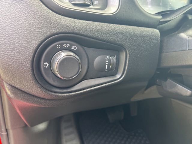 Used 2023 Jeep Renegade Latitude AWD/4WD image 8