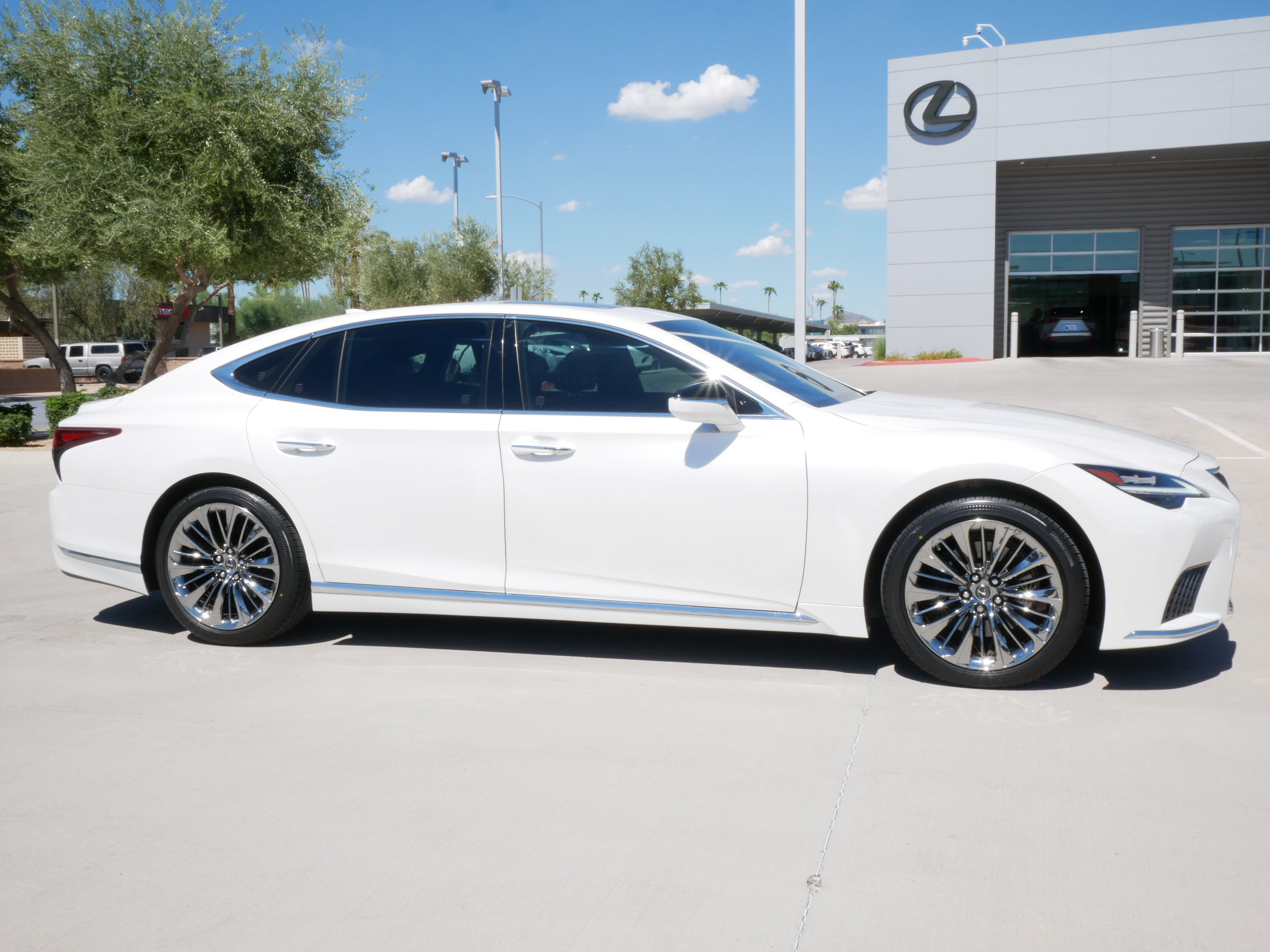 Used 2022 Lexus LS 500 w/ Accessory Package (Z1) RWD image 15