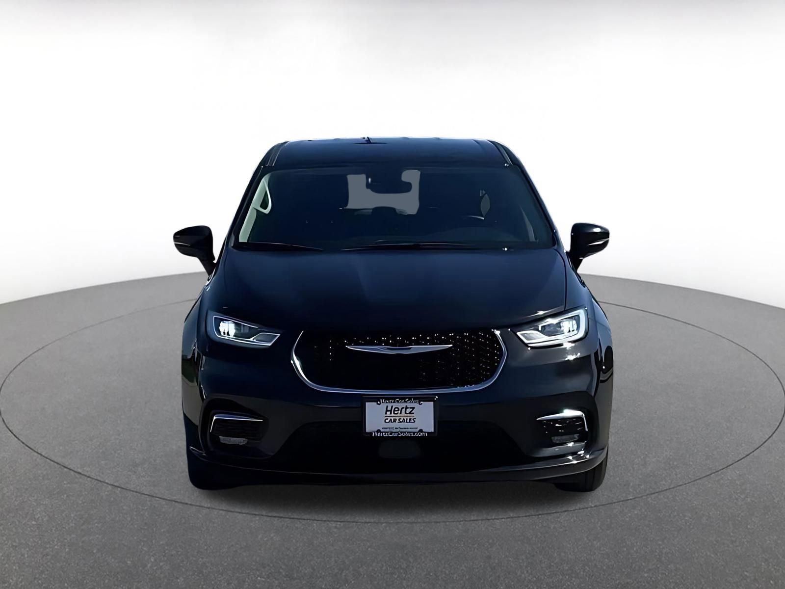 Used 2023 Chrysler Pacifica Touring-L image 3