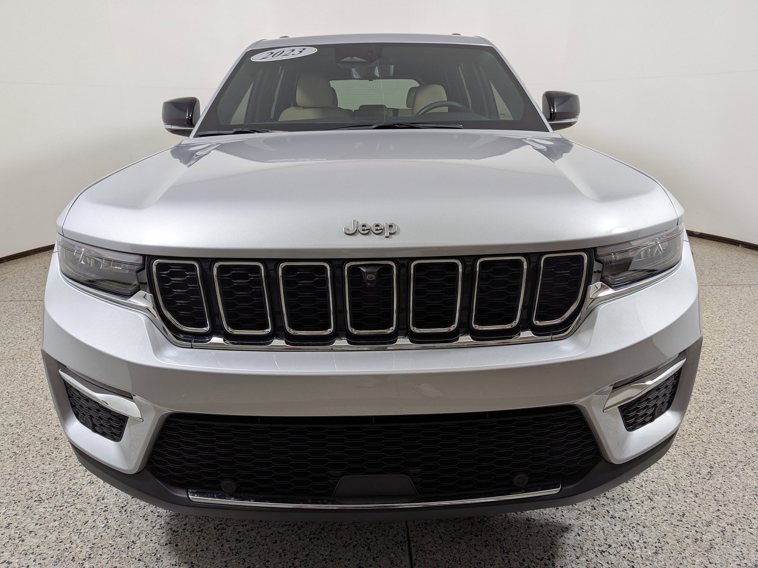 Used 2023 Jeep Grand Cherokee Limited w/ Luxury Tech Group II RWD image 2