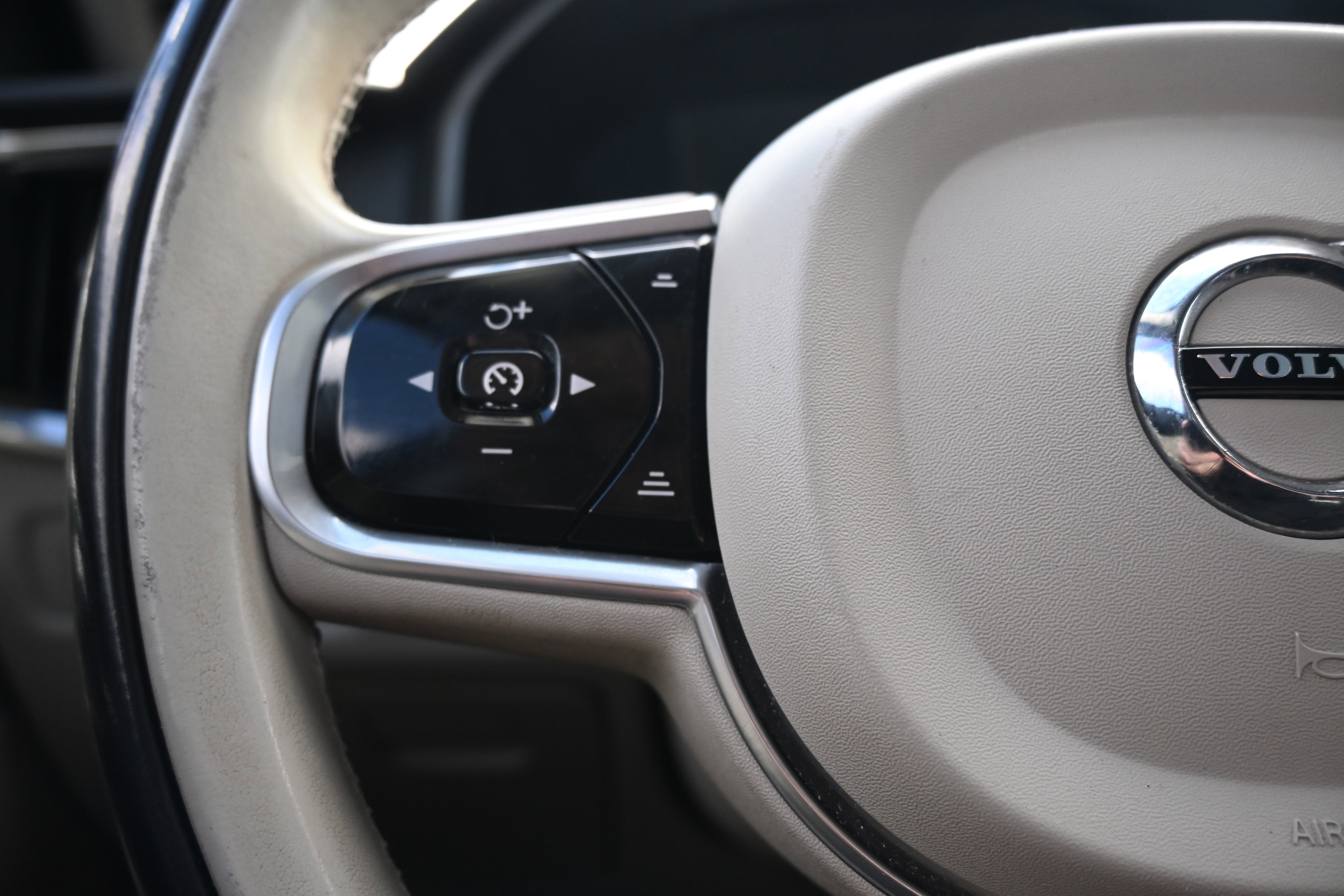 Used 2018 Volvo S90 T5 Momentum image 30