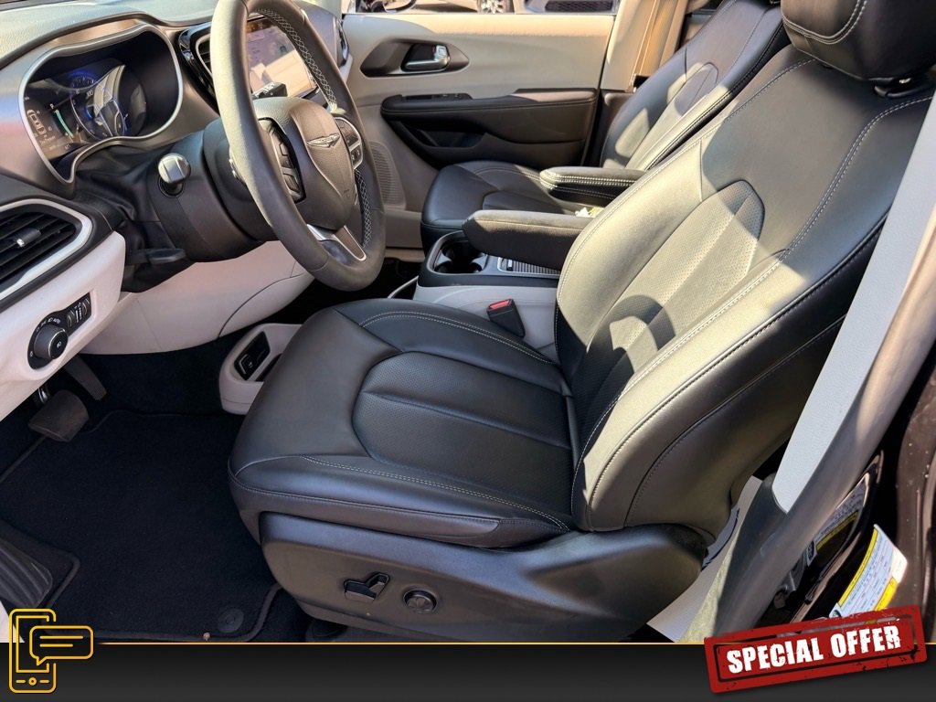 Used 2024 Chrysler Pacifica Touring-L image 13