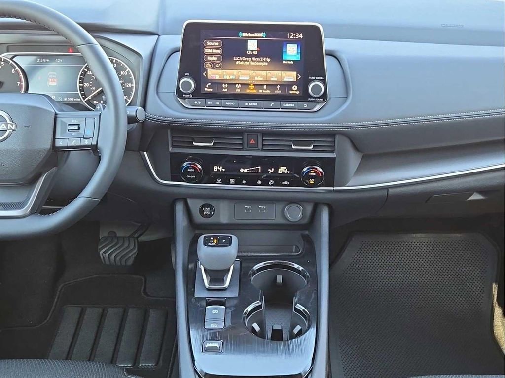 Used 2025 Nissan Rogue SV FWD image 16