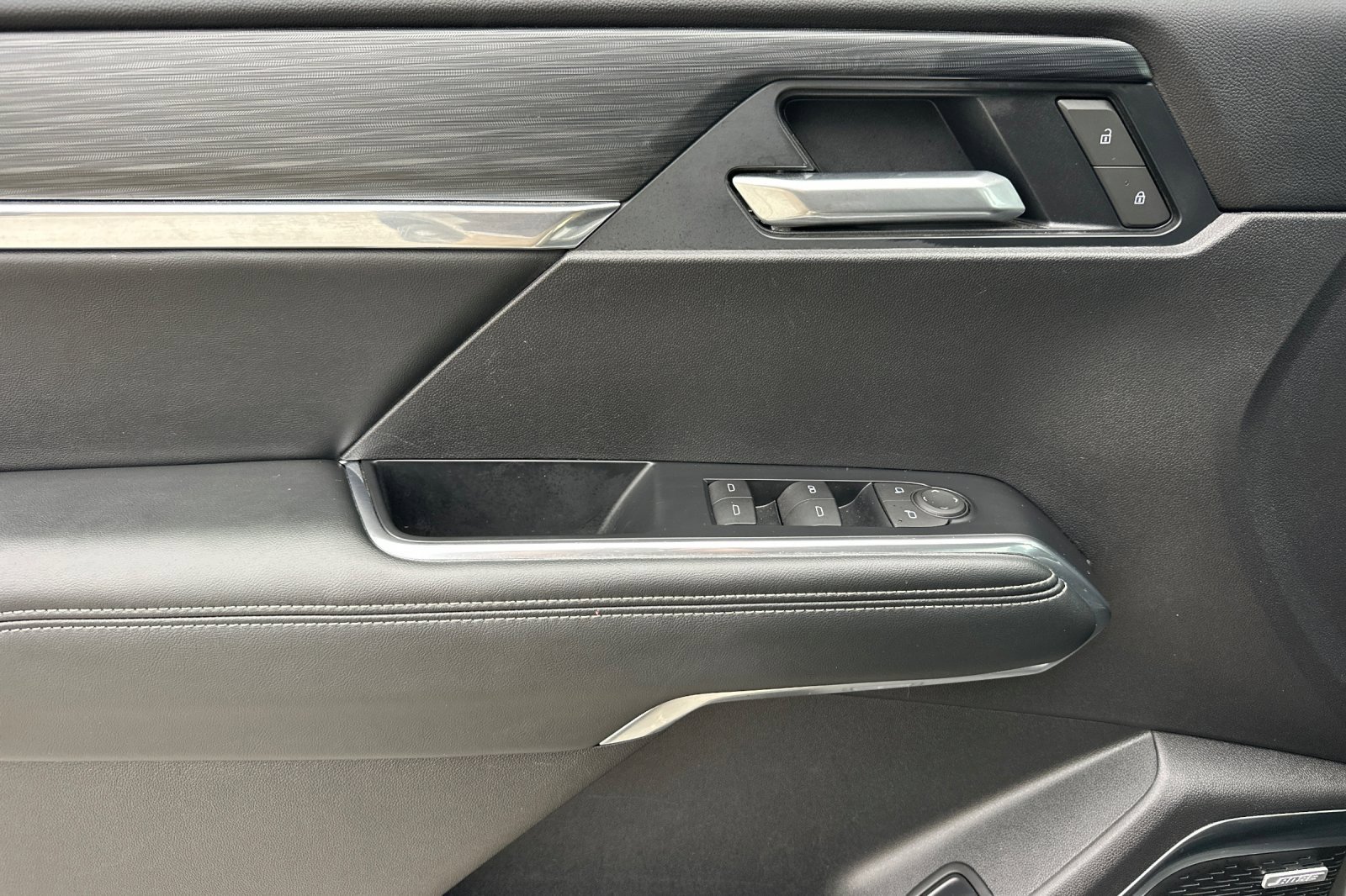 Used 2025 GMC Acadia Elevation image 11