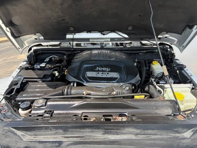 Used 2012 Jeep Wrangler Unlimited Sahara AWD/4WD image 14