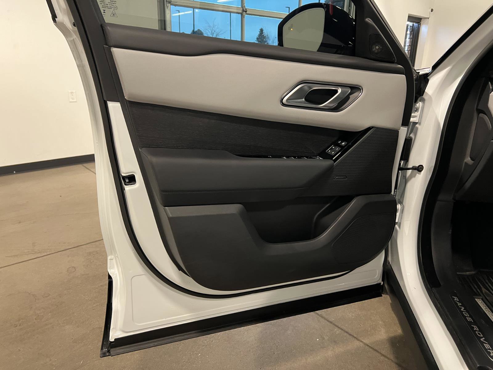 Used 2026 Land Rover Range Rover Velar Dynamic SE image 25