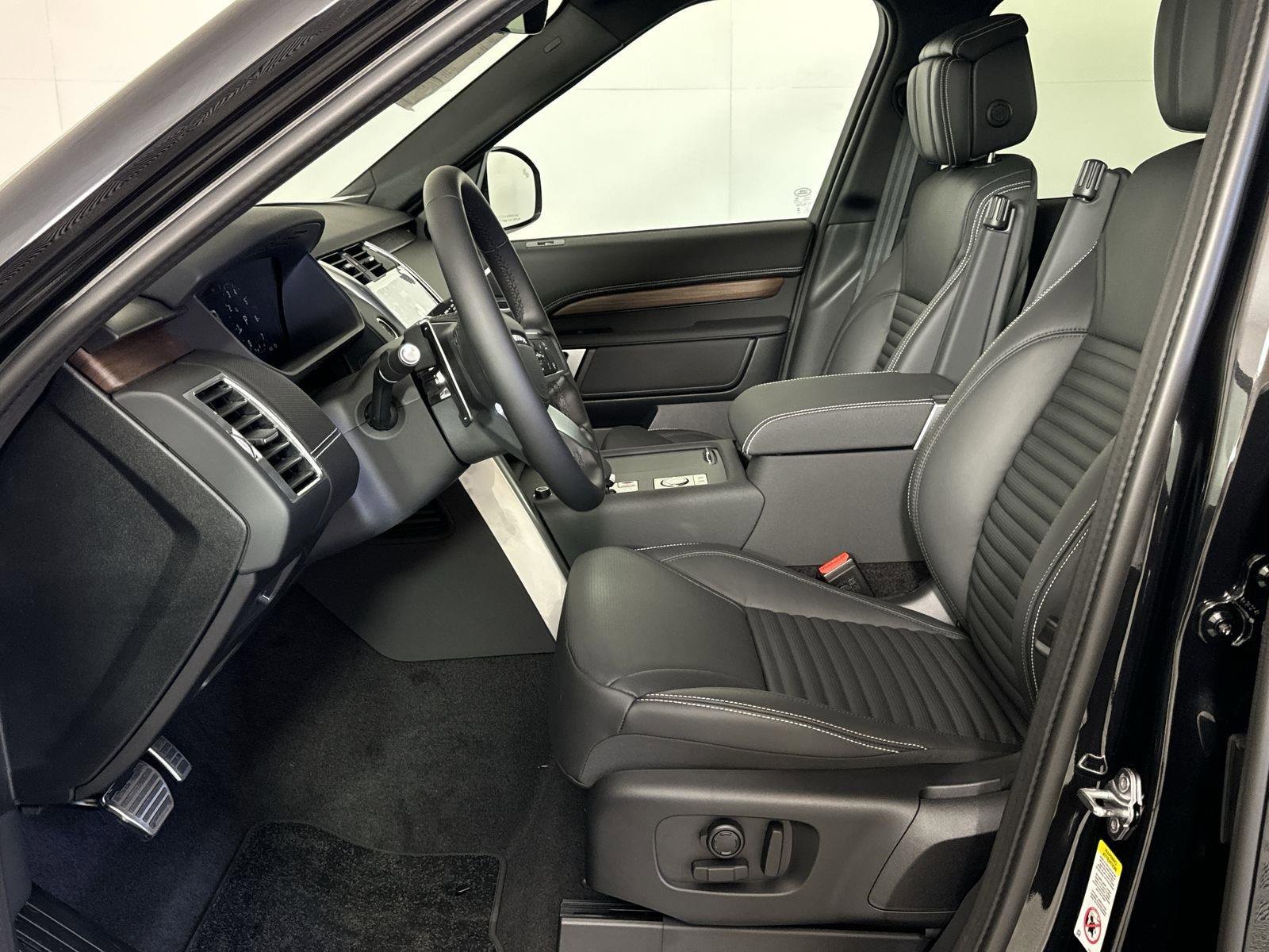 Certified 2025 Land Rover Discovery Dynamic SE image 25