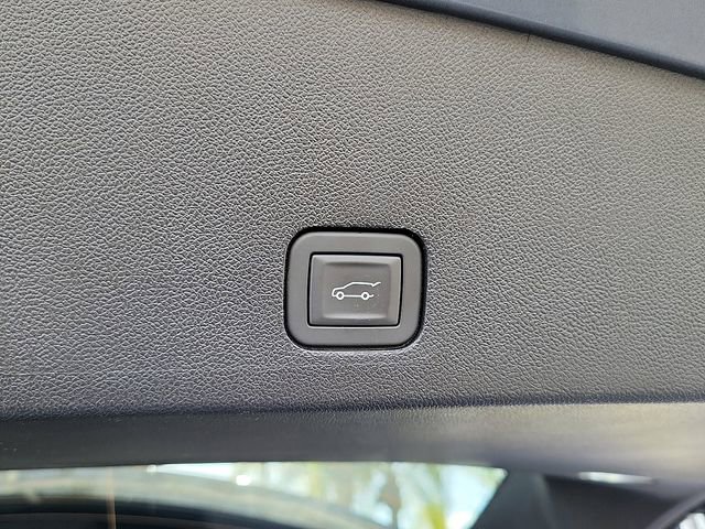 Used 2025 Cadillac XT6 Luxury image 18