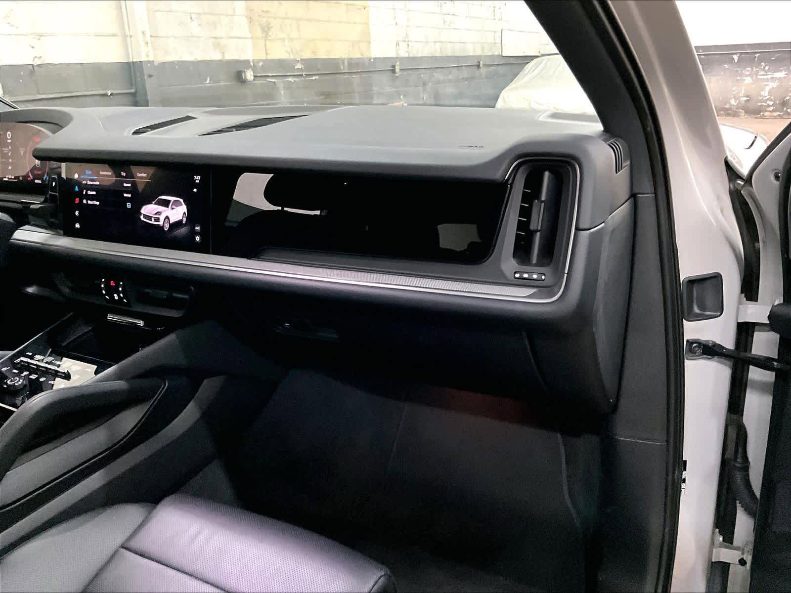 Used 2025 Porsche Cayenne image 17