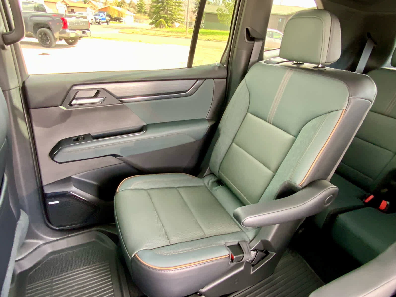 New 2026 GMC Acadia AT4 w/ LPO, Floor Liner Package AWD/4WD image 25