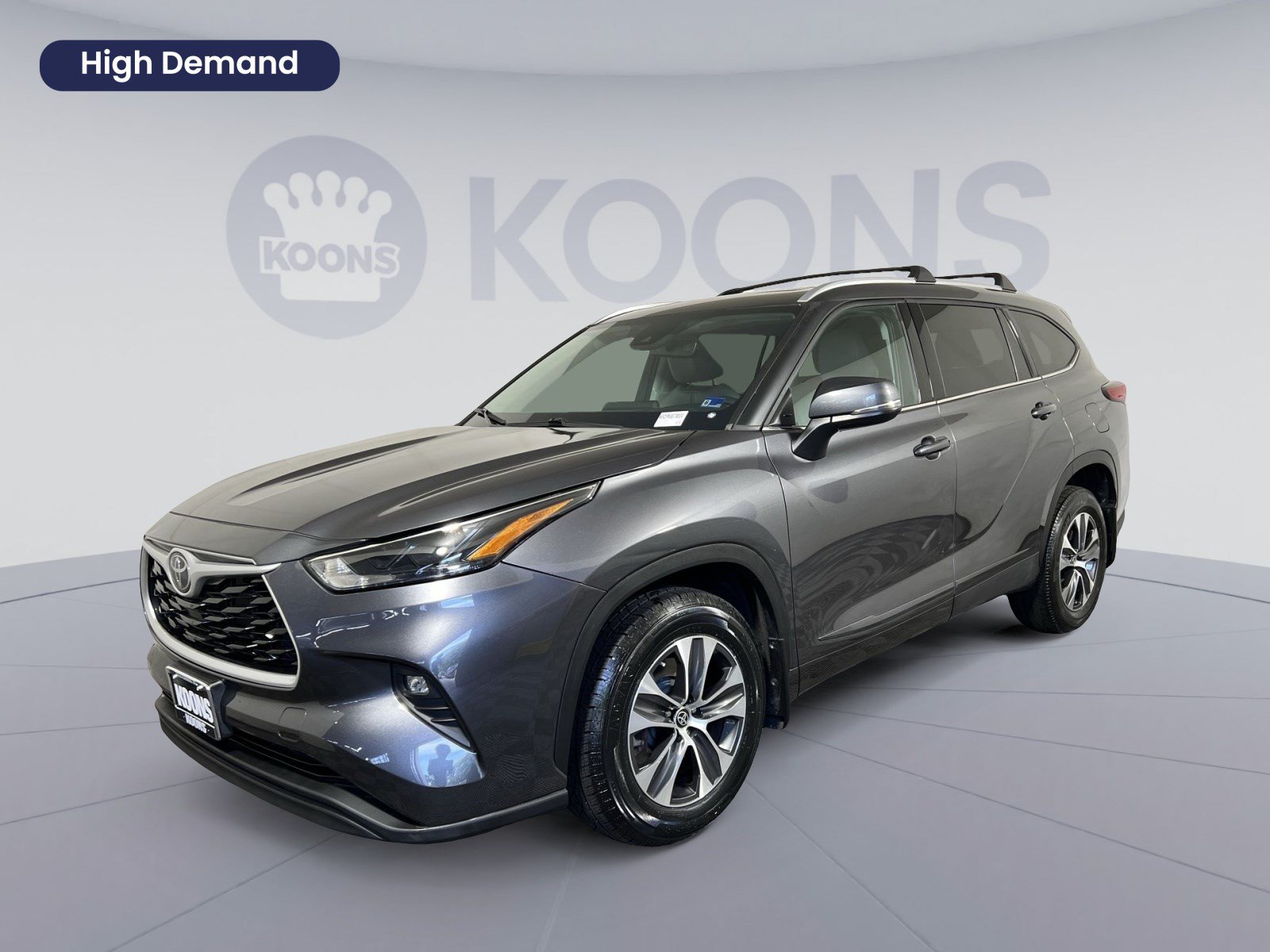 Used 2022 Toyota Highlander XLE AWD/4WD image 1