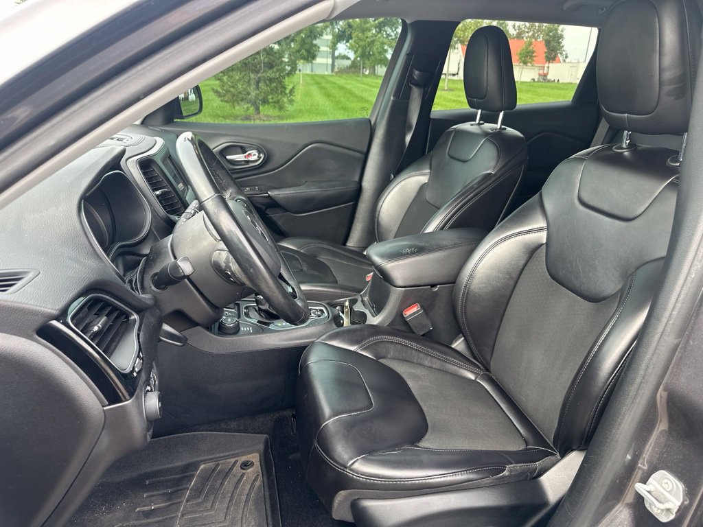 Used 2019 Jeep Cherokee Latitude Plus AWD/4WD image 14