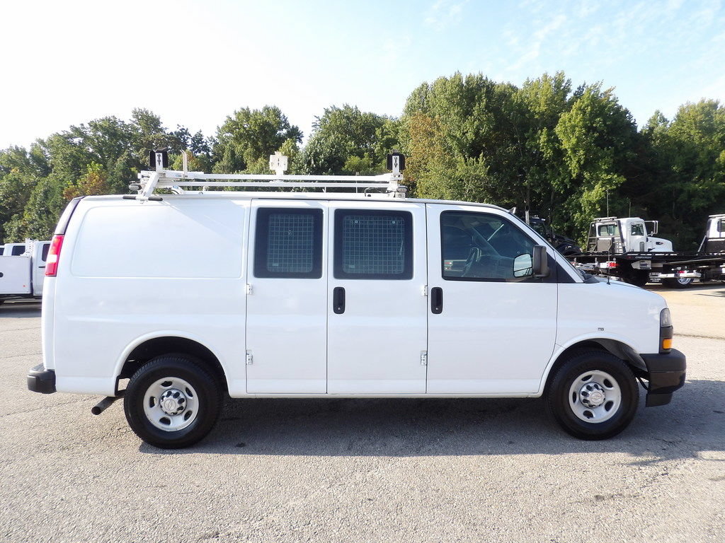 Used 2018 Chevrolet Express 2500 w/ Driver Convenience Package RWD image 9