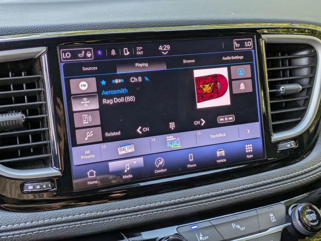 Used 2025 Chrysler Pacifica Select image 22