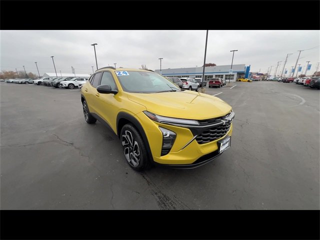 Used 2024 Chevrolet Trax RS w/ Sunroof Package image 2