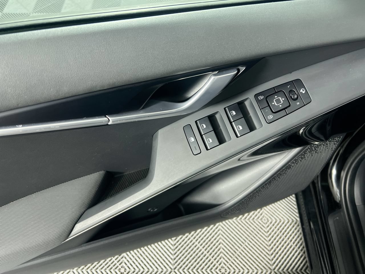 Certified 2025 Kia Niro EX Touring FWD image 16