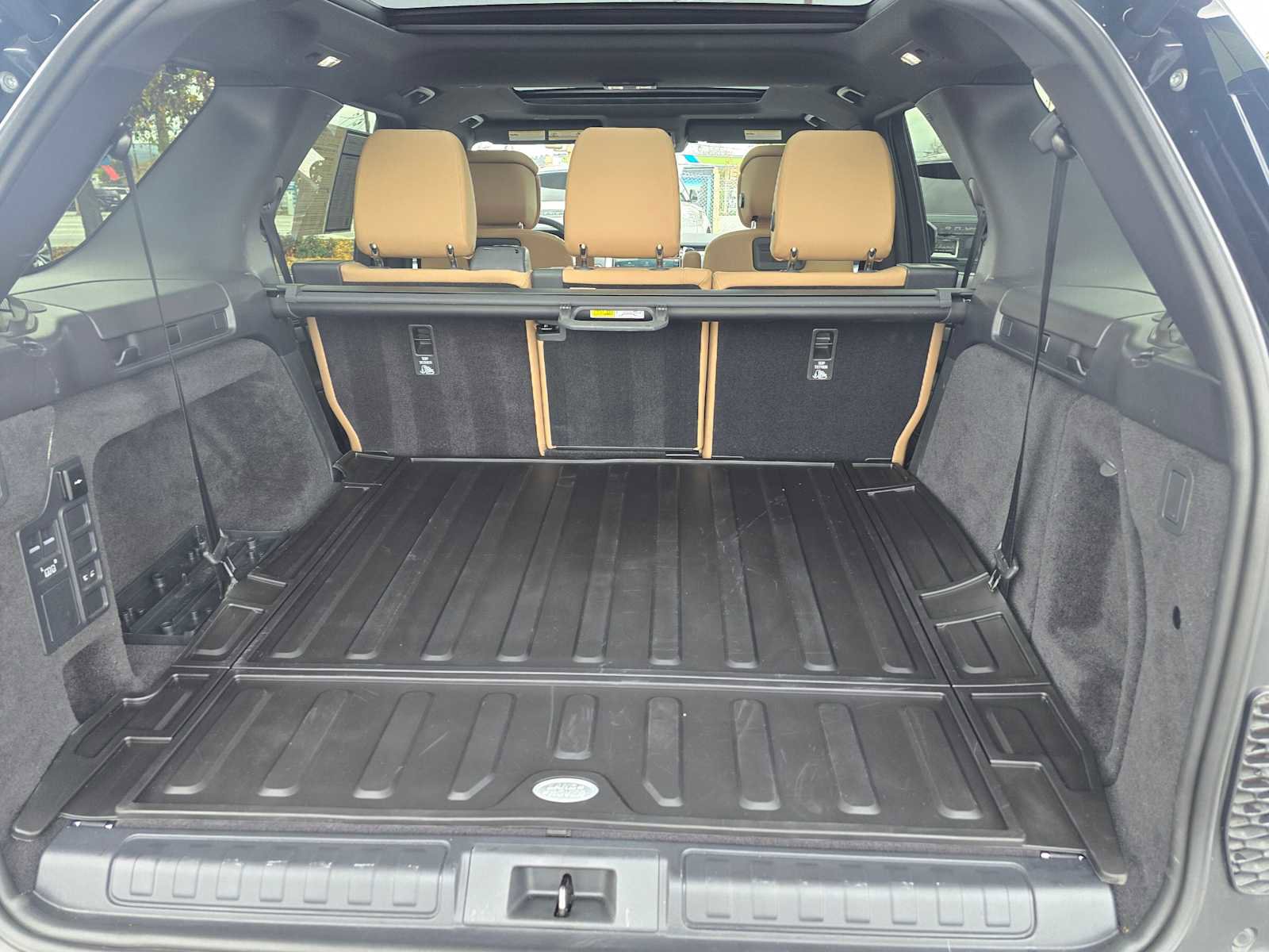 Certified 2025 Land Rover Discovery Dynamic SE image 15